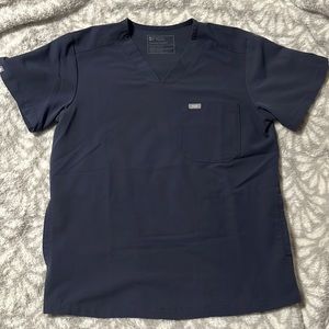 FIGS Men’s Chisec Quiet Navy Scrub Top Size Small